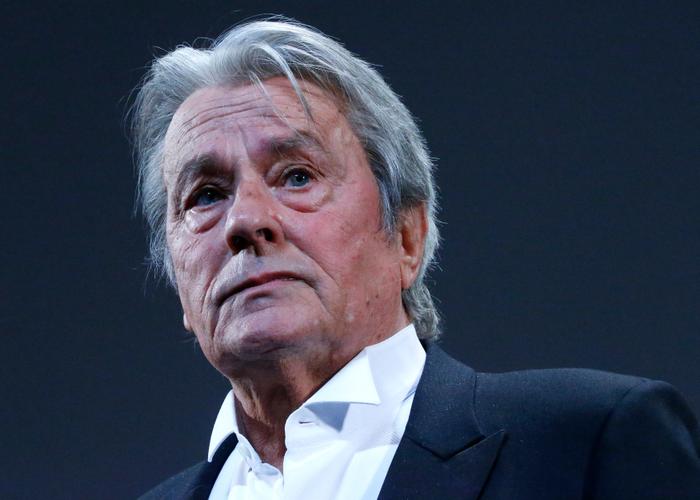 Alain Delon, acteur mythique du cinéma français, décédé en 2024.