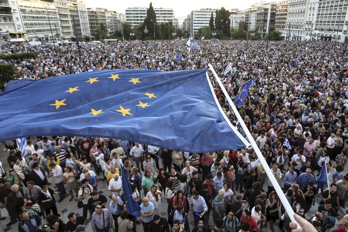 Drapeau européen flottant au-dessus d'une foule. (Image d'illustration)