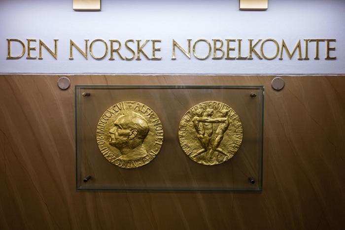 Une photo prise le 25 septembre 2024 à Oslo, en Norvège, montre des répliques de l'avers et du revers de la médaille du prix Nobel de la paix exposées à l'Institut Nobel norvégien.