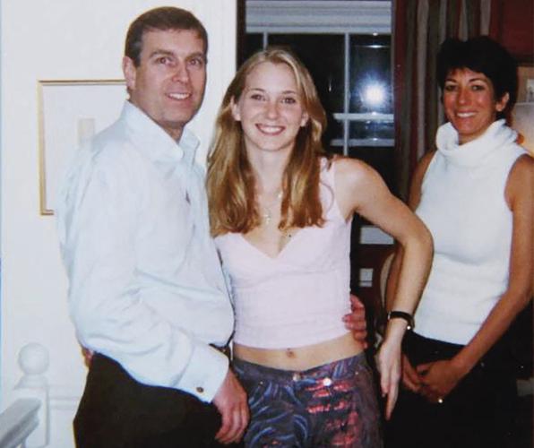Le prince Andrew, Virginia Giuffre et Ghislaine Maxwell posant pour une photo.