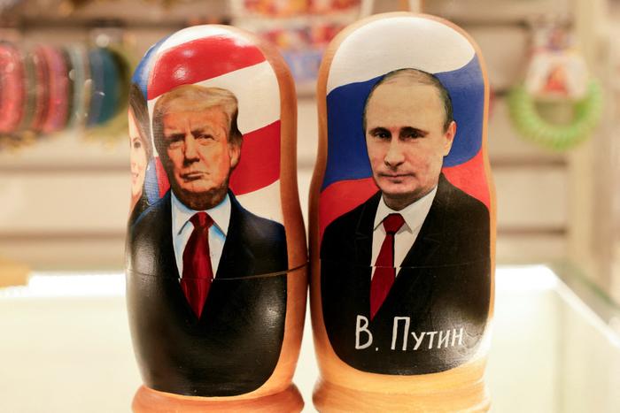 Des poupées russes traditionnelles représentant le président russe Vladimir Poutine et le président américain Donald Trump sont exposées à la vente dans une boutique de cadeaux de la rue touristique Arbat au centre-ville de Moscou, le 13 février 2025.