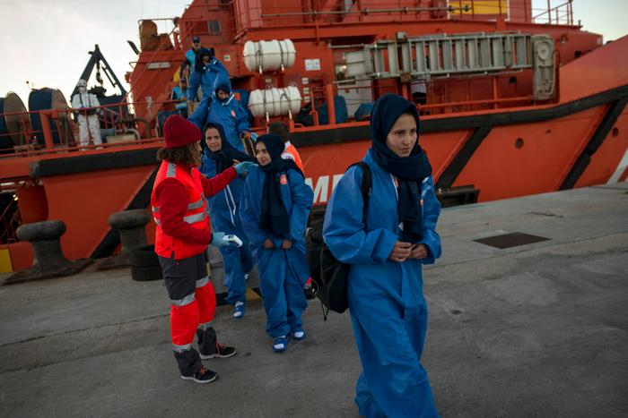 Des migrants sont transférés à leur arrivée à bord d'un bateau des garde-côtes au port d'Algésiras.