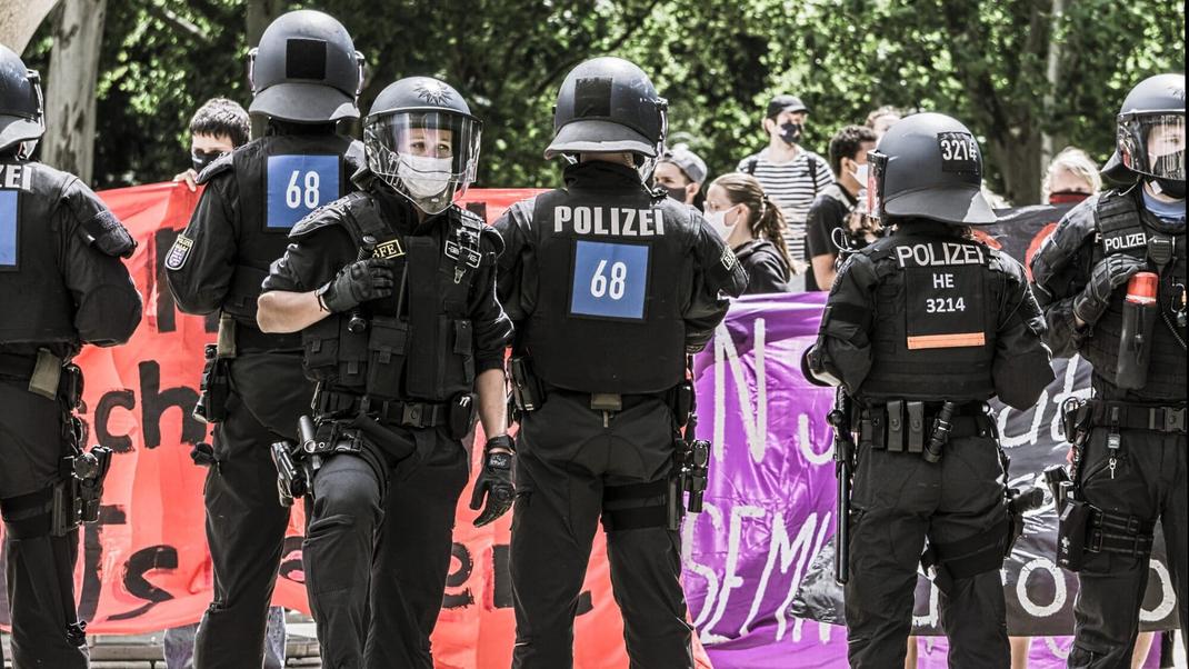 La police contrôle une manifestation anti-confinements, le 30 mai 2020.