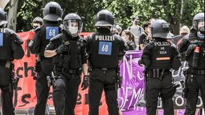 La police contrôle une manifestation anti-confinements, le 30 mai 2020.