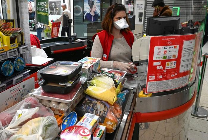 caissière supermarché Covid-19 AFP