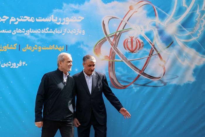 Une photo fournie par la présidence iranienne montre le président Masoud Pezeshkian (à gauche) et le chef de l'Organisation iranienne de l'énergie atomique (AEOI), Mohammad Eslami (à droite), lors de la « Journée nationale de la technologie nucléaire », à Téhéran, le 9 avril 2025.