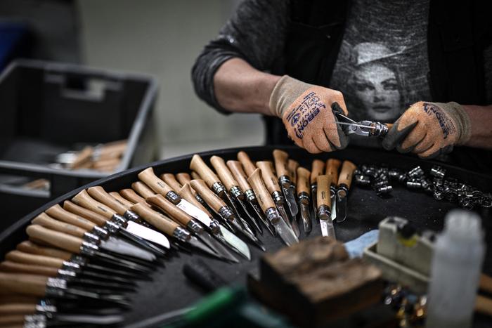 Assemblage de couteaux à l'usine Opinel de Chambéry