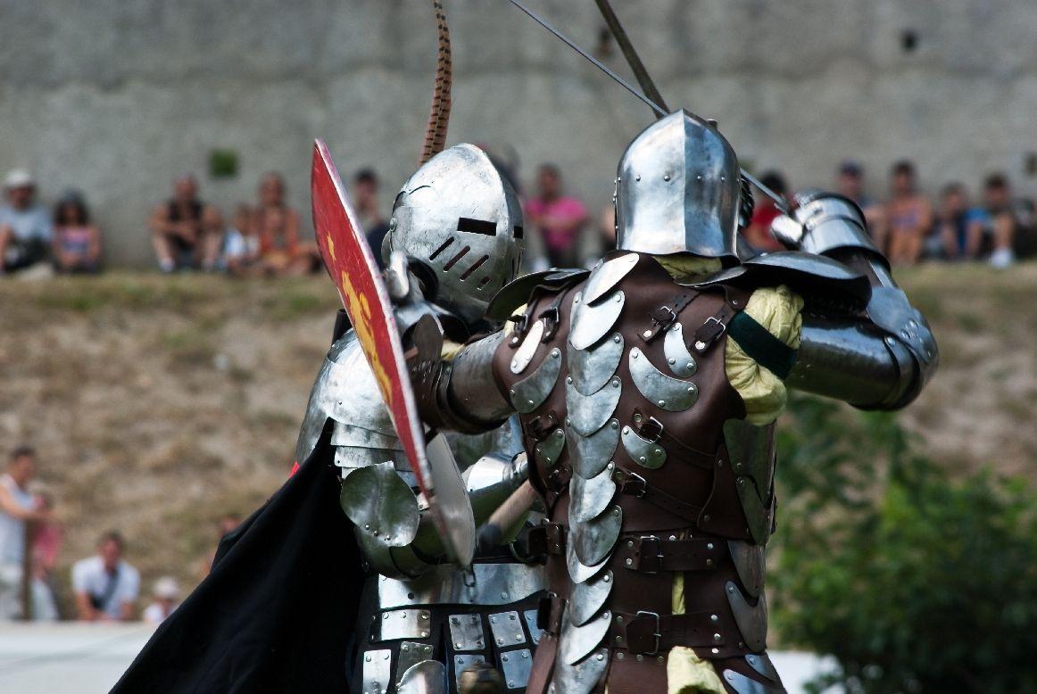 Combat de chevaliers. (Image d'illustration)