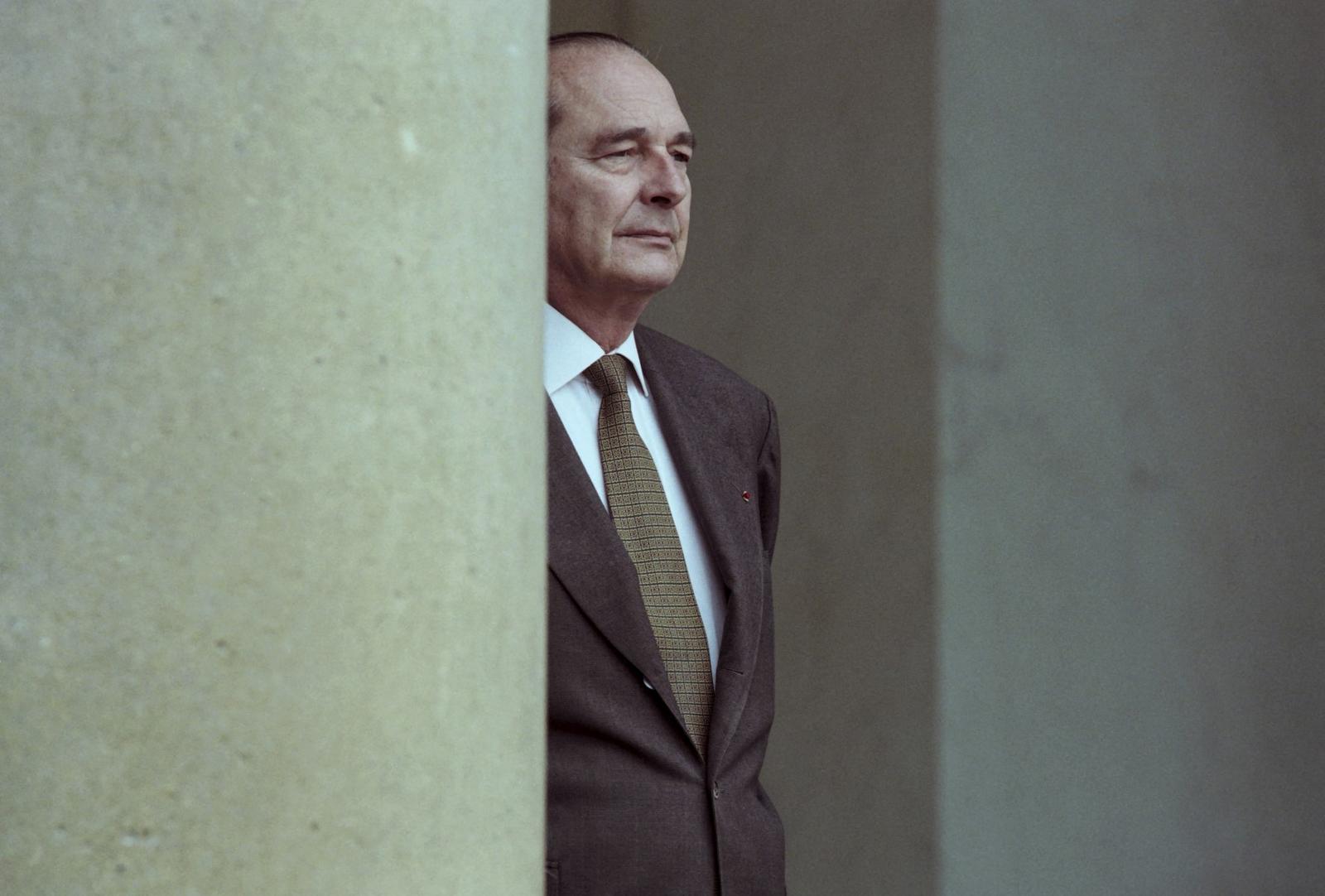 Portrait pris le 25 juin 1997 montrant le président français Jacques Chirac au palais de l'Élysée à Paris.