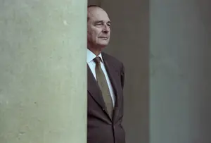 Portrait pris le 25 juin 1997 montrant le président français Jacques Chirac au palais de l'Élysée à Paris.