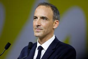 Raphaël Glucksmann s'adresse à la foule lors d'un meeting politique à Aubervilliers, le 13 juin 2026.