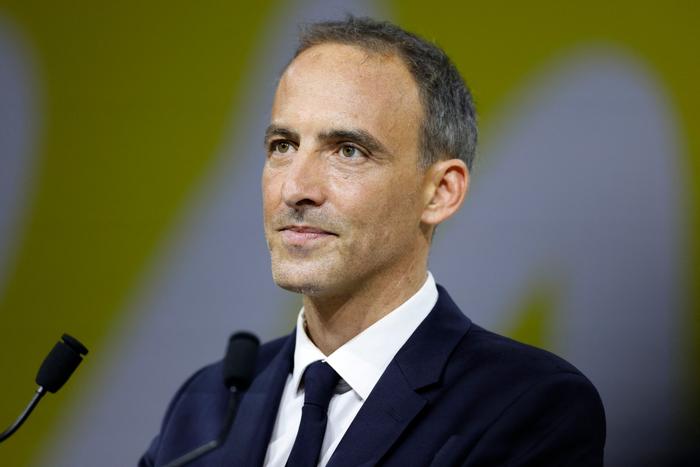 Raphaël Glucksmann s'adresse à la foule lors d'un meeting politique à Aubervilliers, le 13 juin 2026.