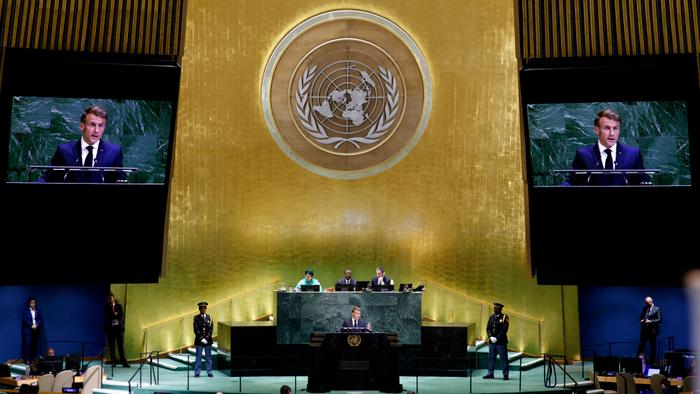 Le président français Emmanuel Macron s'exprime lors du débat général de l'Assemblée générale des Nations Unies au siège de l'ONU à New York, le 23 septembre 2025.