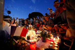 Les forces de l'ordre et la police scientifique à côté d'un semi-remorque qui a foncé dans la foule, après le feu d'artifice du 14 juillet 2016 sur la Promenade des Anglais à Nice, tuant au moins 80 personnes.