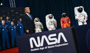 Des astronautes et des combinaisons spatiales de différentes missions de la NASA sont visibles tandis que le président américain Donald Trump attend de prendre la parole lors d'une cérémonie de remise de la Médaille d'honneur spatiale du Congrès au Centre spatial Lyndon B. Johnson de la NASA à Houston, au Texas, le 28 août 2026.