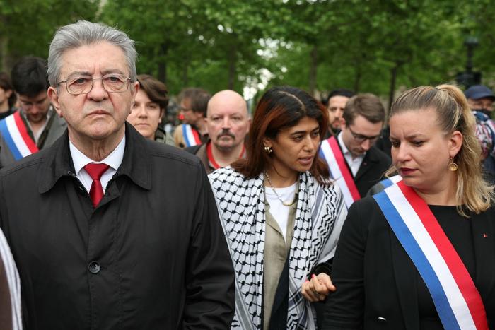 Rima Hassan défilant au côté de Jean-Luc Mélenchon et de  Mathilde Panot : "Oui oui Mathilde, je t'assure, ils mangent même des bébés palestiniens après avoir prélevé leurs organes !"