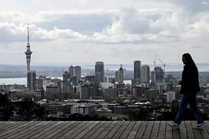 Cette photo prise le 7 août 2023 montre une vue depuis le point naturel le plus élevé d'Auckland, en Nouvelle-Zélande.