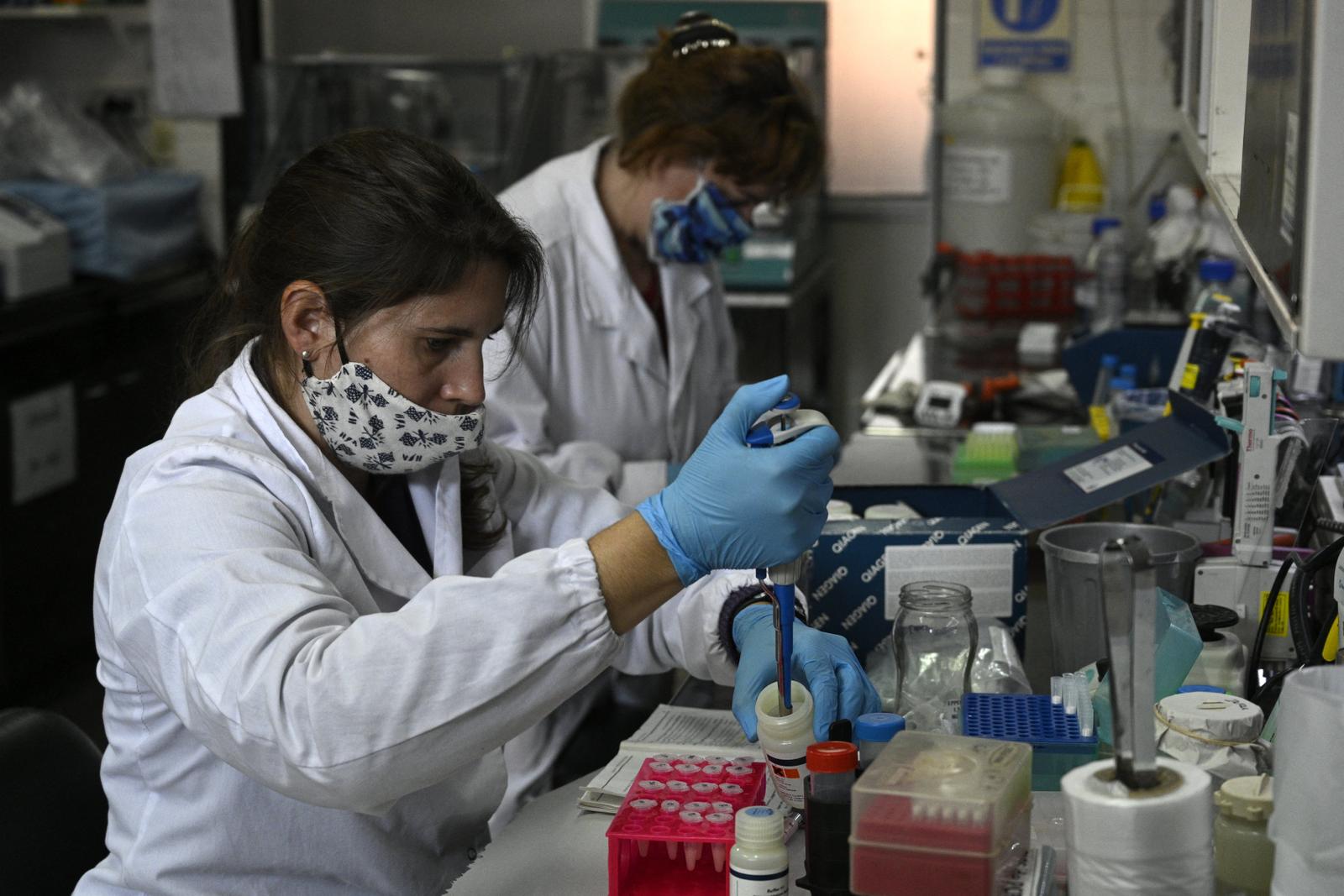 Des chercheuses travaillant dans un laboratoire sur la purification de l'ADN codant pour les gènes.
