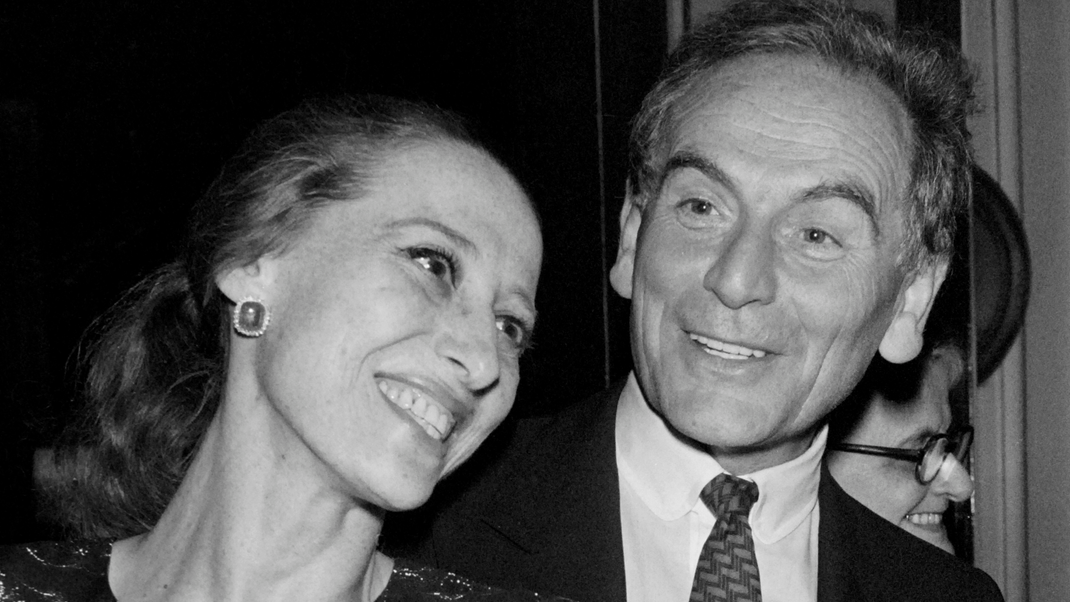 Le compositeur Rodion Chtchedrine en compagnie de sa femme, Maïa Plissetskaïa, célèbre danseuse, le 13 juin 1977 à Paris. (Photo by PIERRE GUILLAUD / AFP)