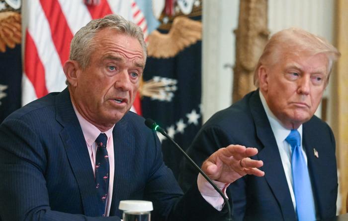 Le président américain Donald Trump écoute le secrétaire à la Santé et aux Services sociaux Robert F. Kennedy Jr. s'exprimer lors d'une conférence de presse dans la salle Est de la Maison-Blanche à Washington, le 30 juillet 2025.