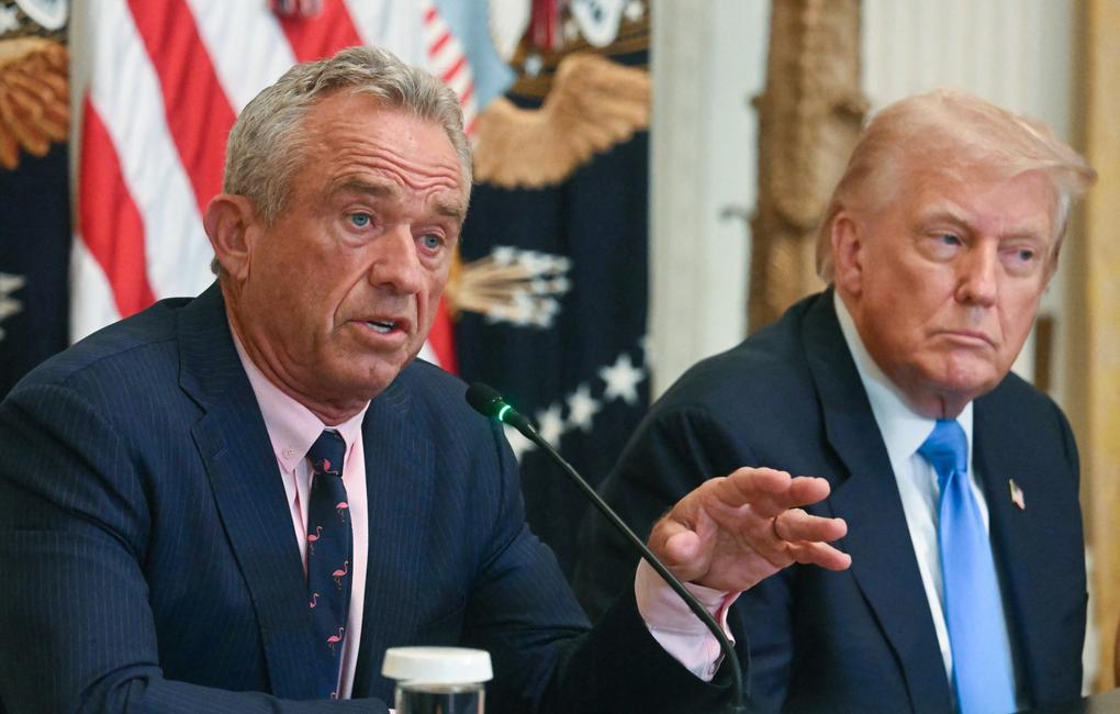 Le président américain Donald Trump écoute le secrétaire à la Santé et aux Services sociaux Robert F. Kennedy Jr. s'exprimer lors d'une conférence de presse dans la salle Est de la Maison-Blanche à Washington, le 30 juillet 2025.