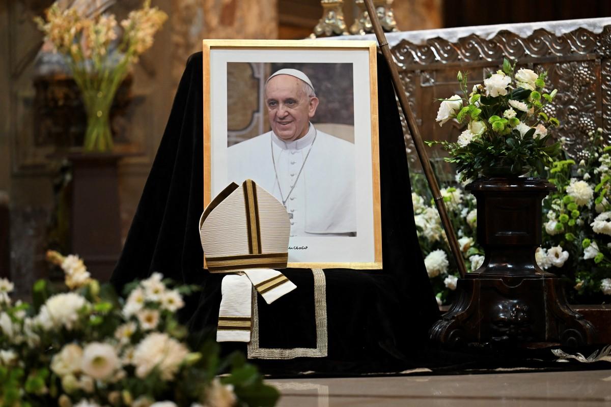 Un portrait du pape François à la cathédrale de Buenos Aires, le 21 avril 2025.