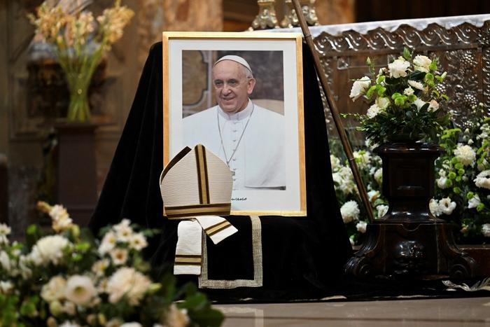 Un portrait du pape François à la cathédrale de Buenos Aires, le 21 avril 2025.