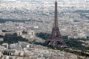 La tour Eiffel, qui se dégrade invariablement.