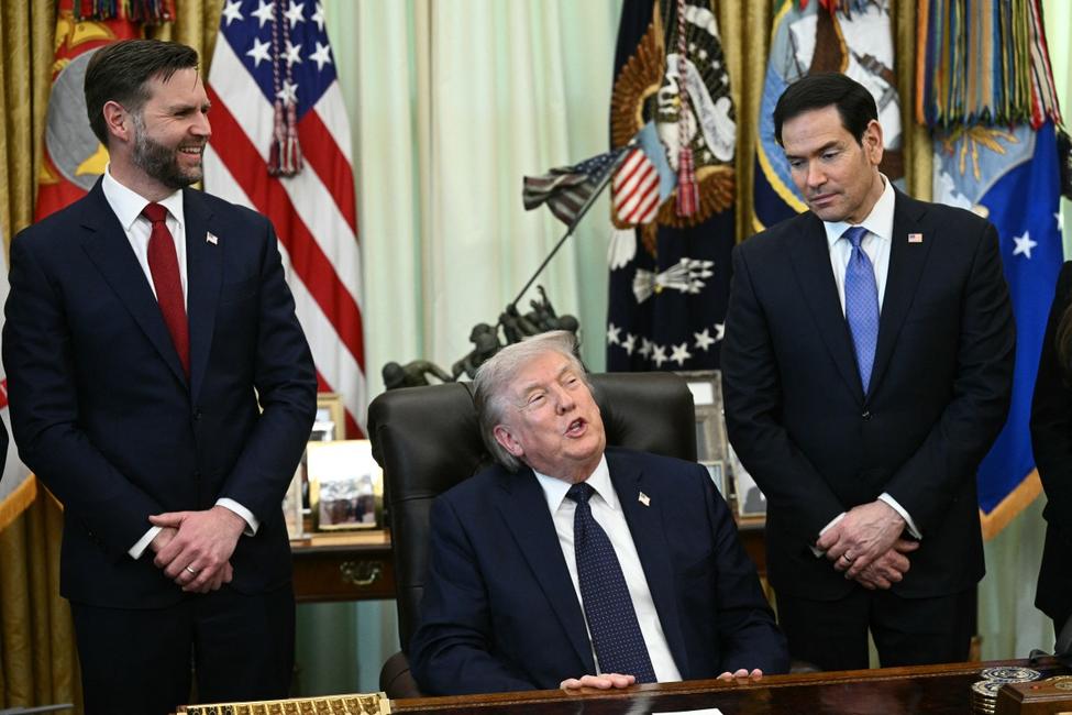 Le vice-président américain JD Vance et le secrétaire d'État américain Marco Rubio écoutent le président américain Donald Trump s'exprimer lors d'une réunion avec les ambassadeurs du Liban et d'Israël aux États-Unis, à la Maison Blanche, à Washington (D.C.), le 23 avril 2026.