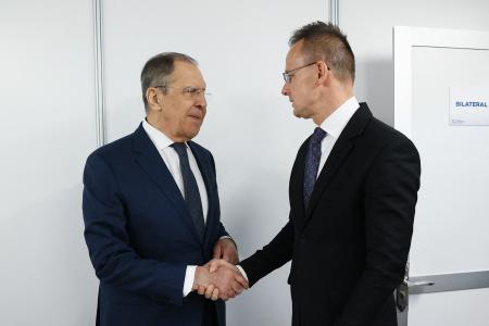 Sergeï Lavrov et Peter Szijjarto : "With a little help from my friends..."