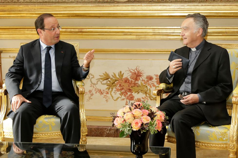 Le président François Hollande en conversation avec Mgr Georges Pontier, président de la Conférence des évêques de France, avant une réunion à l'Elysée à Paris le 7 Octobre 2013.
