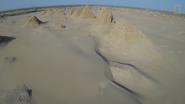 Il y a des pyramides comme celles-ci au Soudan