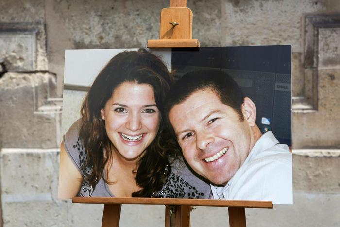 Une photo du couple de policiers assassinés le 13 juin, exposée lors de l'hommage national qui leur a été rendu le 17 juin 2016 à Versailles (Yvelines).