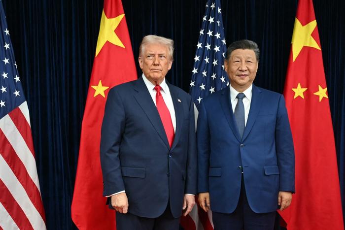 Donald Trump et le président chinois Xi Jinping arrivent à la base aérienne de Gimhae, située à proximité de l'aéroport international de Gimhae à Busan, le 30 octobre 2025, pour des entretiens.