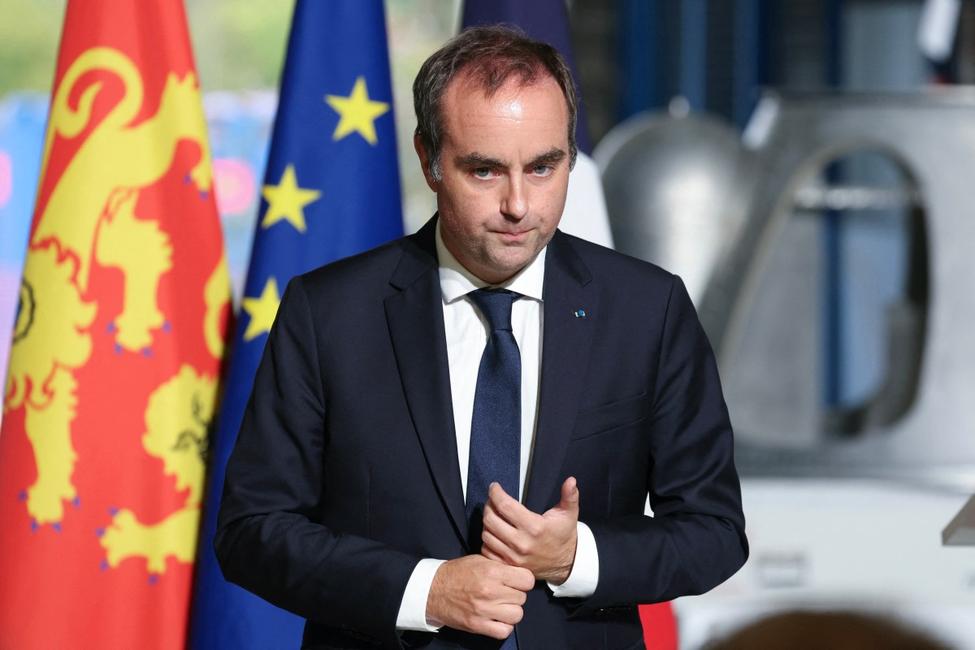 Le Premier ministre, Sébastien Lecornu, observe le site de la future usine de la société aérospatiale MaiaSpace à Vernon, dans le nord-ouest de la France, le 4 septembre 2026.