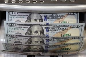 La part du dollar dans les réserves officielles mondiales est passée d’environ 71 % au début des années 2000 à un peu moins de 60 % aujourd’hui.