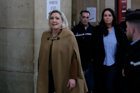 Marine Le Pen arrive au Palais de Justice à Paris pour son procès en appel sur des accusations de détournement de fonds publics européens dans une affaire présumée de faux emplois au Parlement européen, le 3 février 2026.
