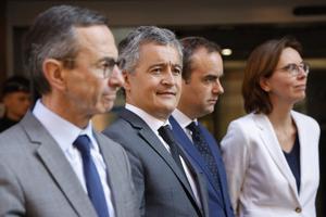 Bruno Retailleau, Gérald Darmanin, Sébastien Lecornu, Amélie de Montchalin attendent l'arrivée du président de la République avant une visite de l'État-major interministériel de lutte contre la criminalité organisée (EMCO) à Nanterre.
