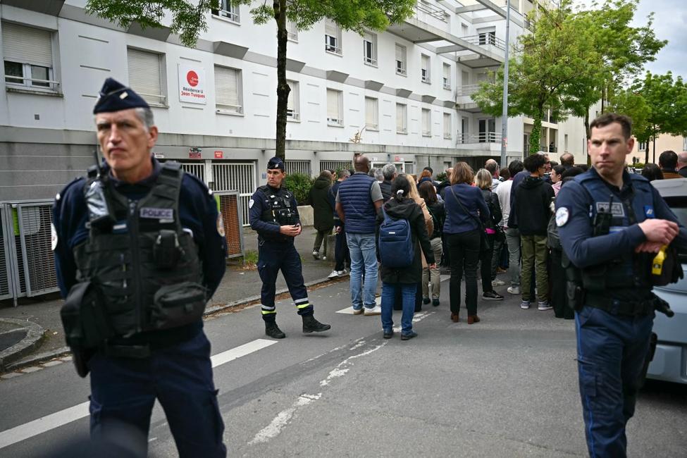 Les forces de l'ordre devant le lycée Notre-Dame de Toutes-Aides à Nantes, le 24 avril 2025.