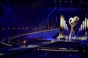 Les présentateurs autrichiens Victoria Swarovski et Michael Ostrowski saluent le public lors d’une répétition générale de la deuxième demi-finale du Concours Eurovision de la chanson 2026 (ESC), à la Wiener Stadthalle de Vienne, en Autriche, le 13 mai 2026. (Image d'illustration)