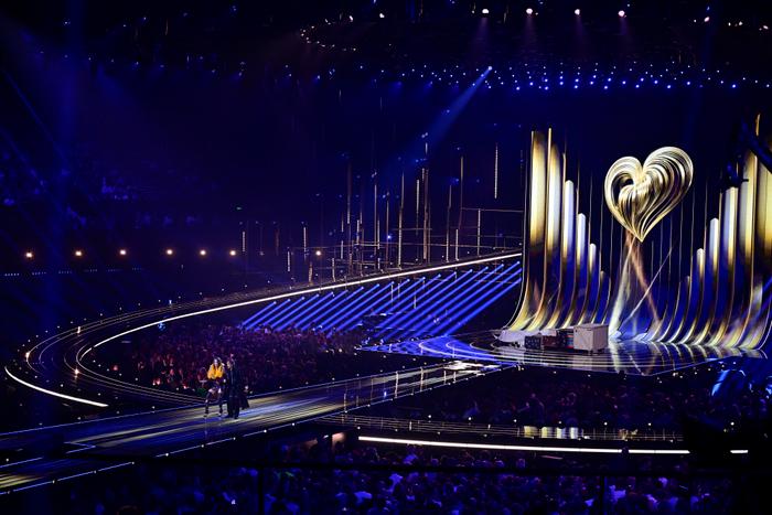 Les présentateurs autrichiens Victoria Swarovski et Michael Ostrowski saluent le public lors d’une répétition générale de la deuxième demi-finale du Concours Eurovision de la chanson 2026 (ESC), à la Wiener Stadthalle de Vienne, en Autriche, le 13 mai 2026. (Image d'illustration)
