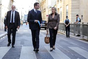 Jordan Bardella et Marine Le Pen : "T'as révisé l'éco ? Moi j'ai pas eu le temps, j'étais à la plage avec ma Grace Kelly"