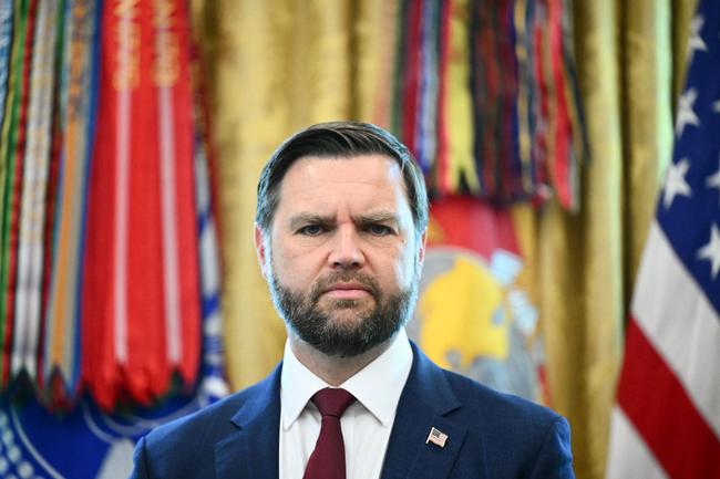 Le vice-président américain JD Vance écoute tandis que le président des États-Unis Donald Trump s’adresse à la presse avant de signer un décret dans le Bureau ovale de la Maison Blanche, à Washington, le 25 août 2025. (Image d'illustration)