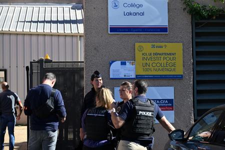 Des policiers devant le collège Lakanal d'Aubagne