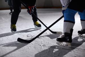 Le hockey a longtemps été associé à des conceptions traditionnelles de la masculinité, de la dureté et de l’hétérosexualité. Historiquement, la culture entourant ce sport a marginalisé les femmes et les personnes LGBTQ+.