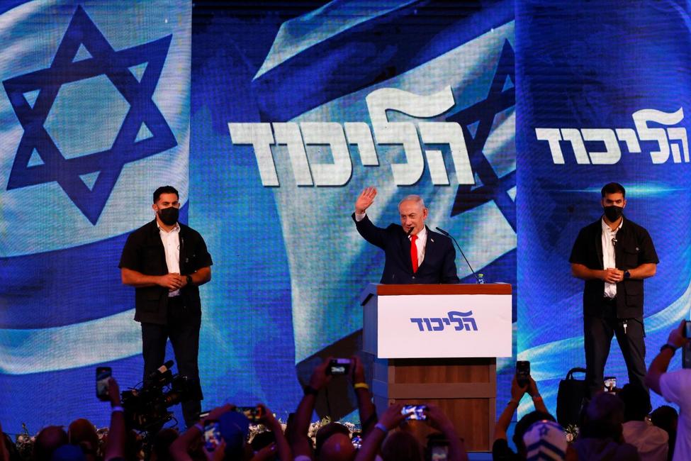 Le Premier ministre israélien Benjamin Netanyahu salue ses partisans après l'annonce des premiers sondages à la sortie des urnes, à Jérusalem, au petit matin du 28 octobre 2026, dans le cadre des élections législatives israéliennes.