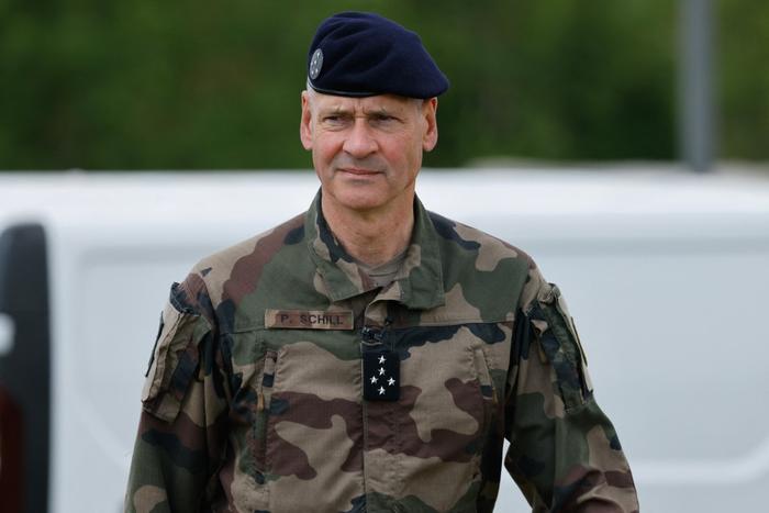 Le général Pierre Schill, chef d'état-major de l'armée de terre française, assiste à une démonstration de robots de combat expérimentaux lors du défi CoHoMa dans un camp d'entraînement militaire national de la gendarmerie française à Beynes, à l'ouest de Paris, le 6 mai 2025. (Photo de Ludovic MARIN / AFP)