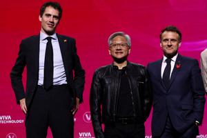 Arthur Mensch, fondateur et PDG de Mistral AI, Jensen Huang, PDG de Nvidia, et le président français Emmanuel Macron participent à une table ronde lors du salon VivaTech, dédié aux startups et à l'innovation technologiques, le 11 juin 2025.
