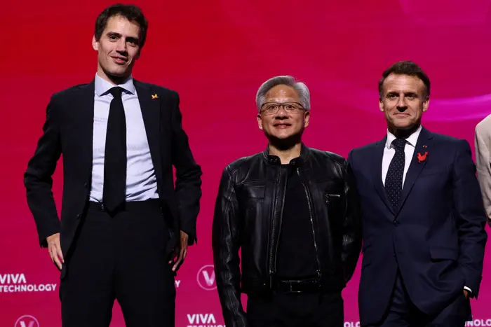 Arthur Mensch, fondateur et PDG de Mistral AI, Jensen Huang, PDG de Nvidia, et le président français Emmanuel Macron participent à une table ronde lors du salon VivaTech, dédié aux startups et à l'innovation technologiques, le 11 juin 2025.