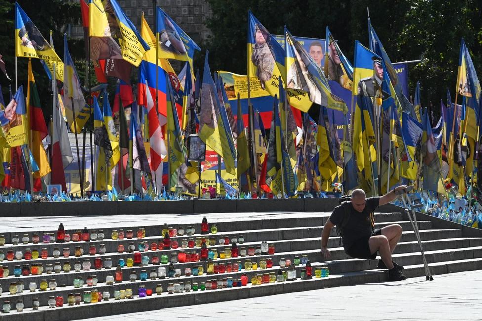 Un militaire ukrainien blessé devant un mémorial improvisé pour les soldats ukrainiens et étrangers tombés au combat, place de l'Indépendance, Kiev le 13 septembre 2025.